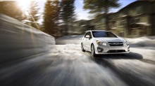 Белый Subaru Impreza чувствует себя уверенно на снегу